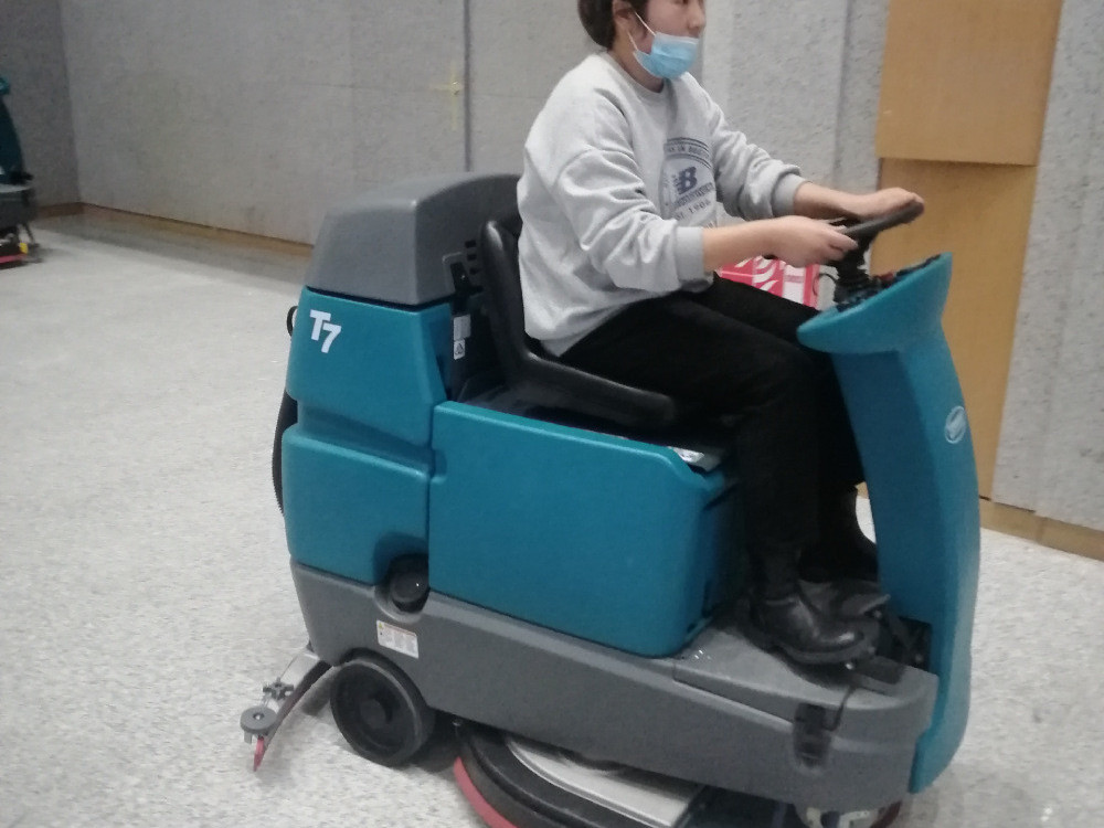 駕駛式洗地機(jī)，工廠車庫(kù)的清潔設(shè)備好選擇