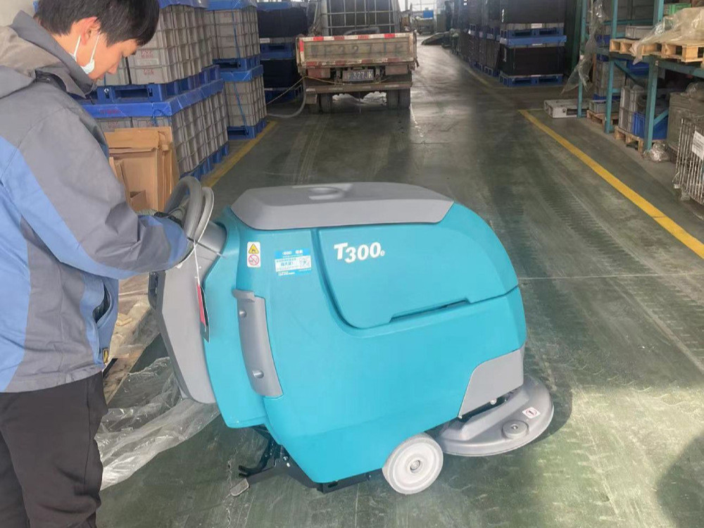 如何使用大型全自動洗地機(jī)拖地車