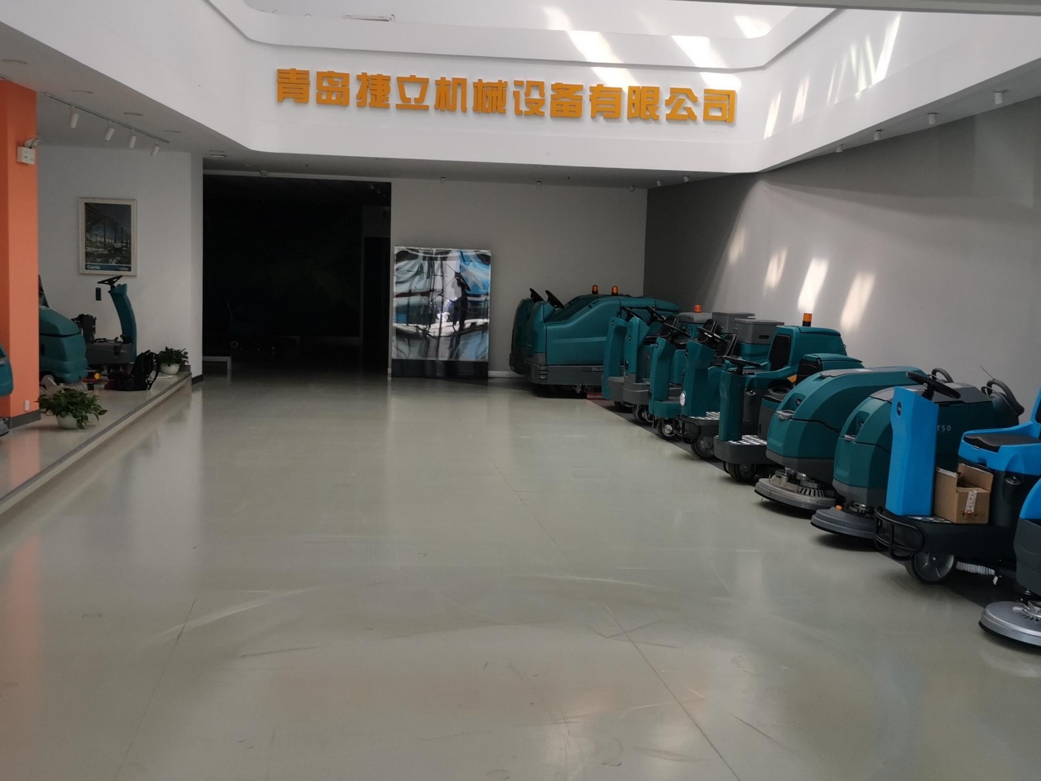 光電企業(yè)為什么需要使用洗地機(jī)？