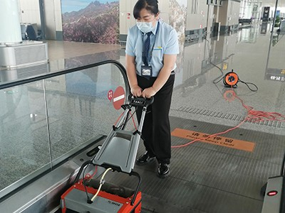 商場(chǎng)車(chē)站自動(dòng)扶梯如何清洗？用這個(gè)黑科技！