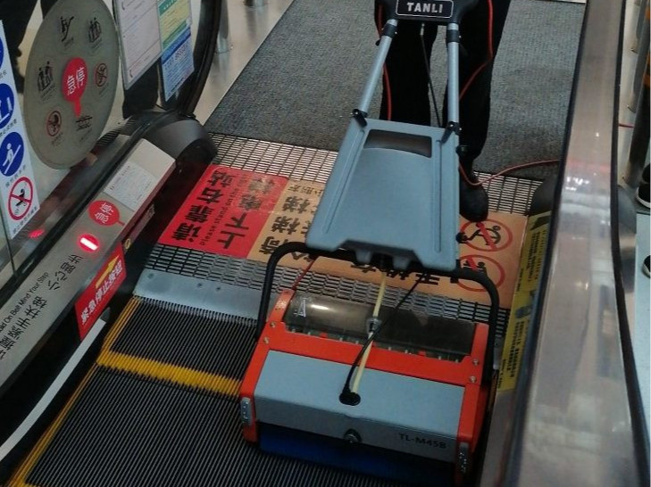 站著就能“輸出”？來看這場商超自動扶梯清潔大作戰(zhàn)