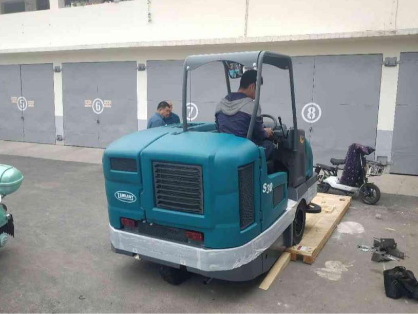 冬季猛降溫，環(huán)衛(wèi)掃地機(jī)要注意哪些問(wèn)題？