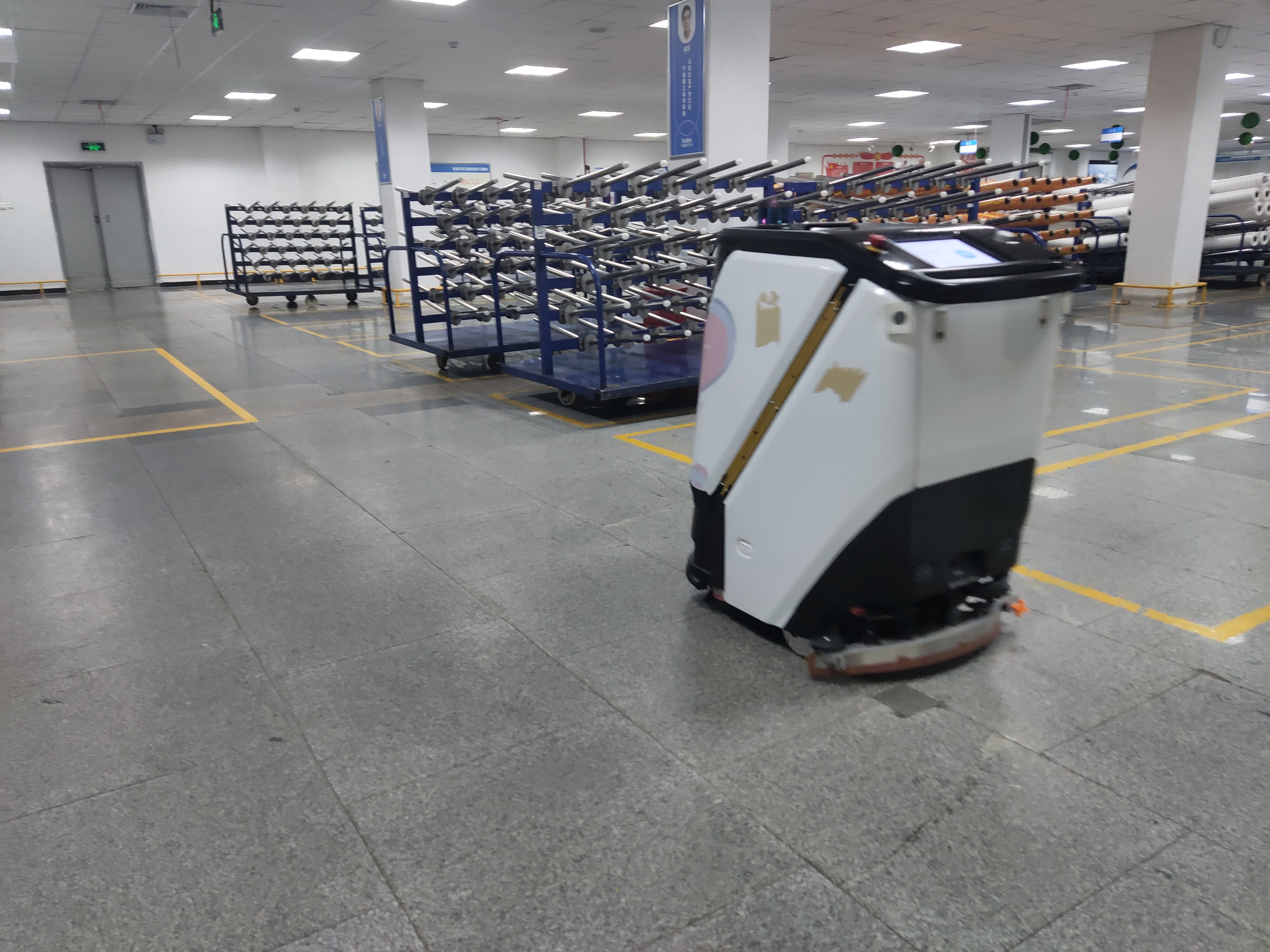 車間里的 “新同事”：剛上崗就被搶著用  坦力洗地機(jī)器人無需看管一小時(shí)清潔3000平