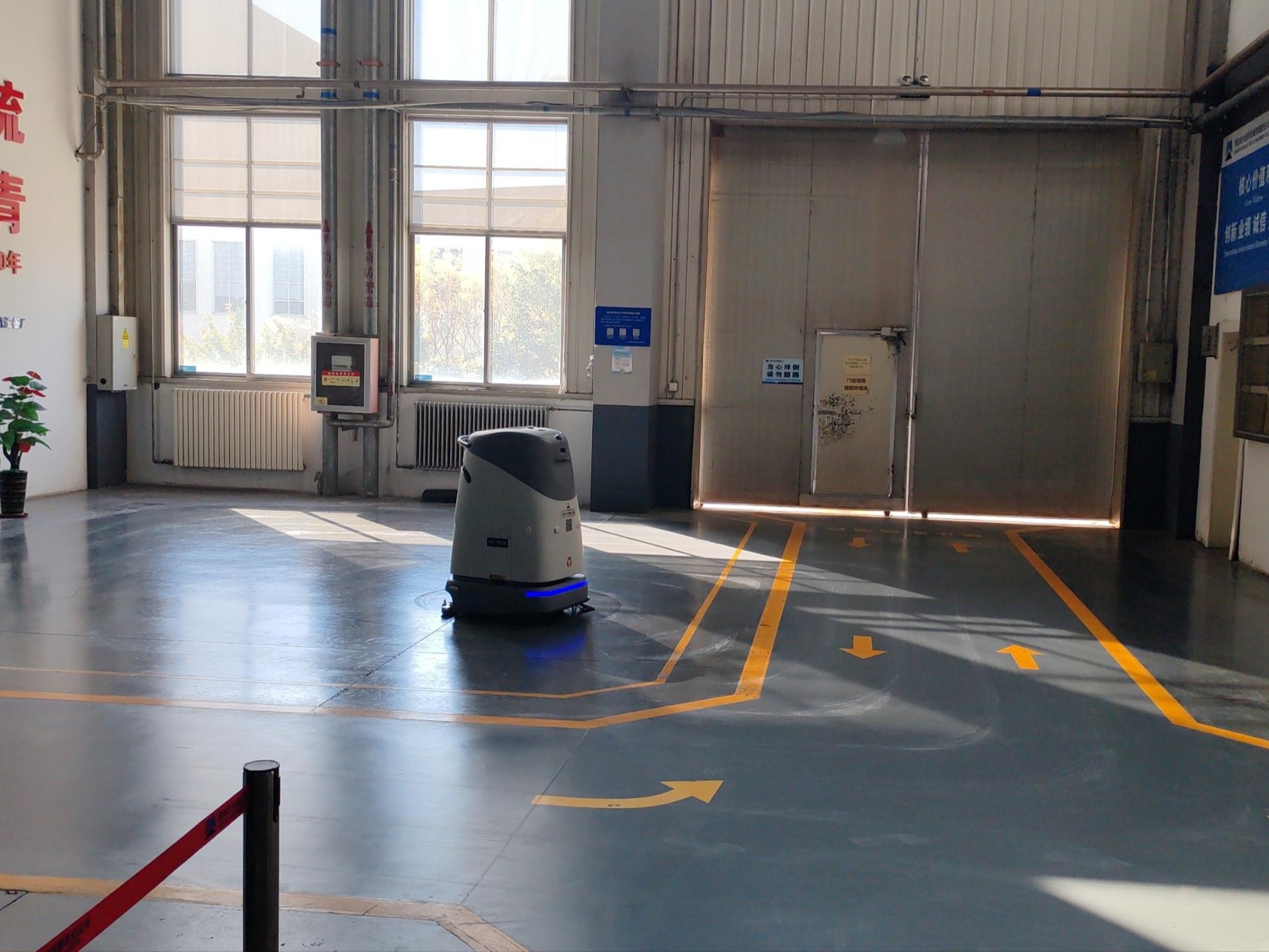 沖壓車間油污難題不用愁！坦力無人機(jī)器人守護(hù)整潔與安全